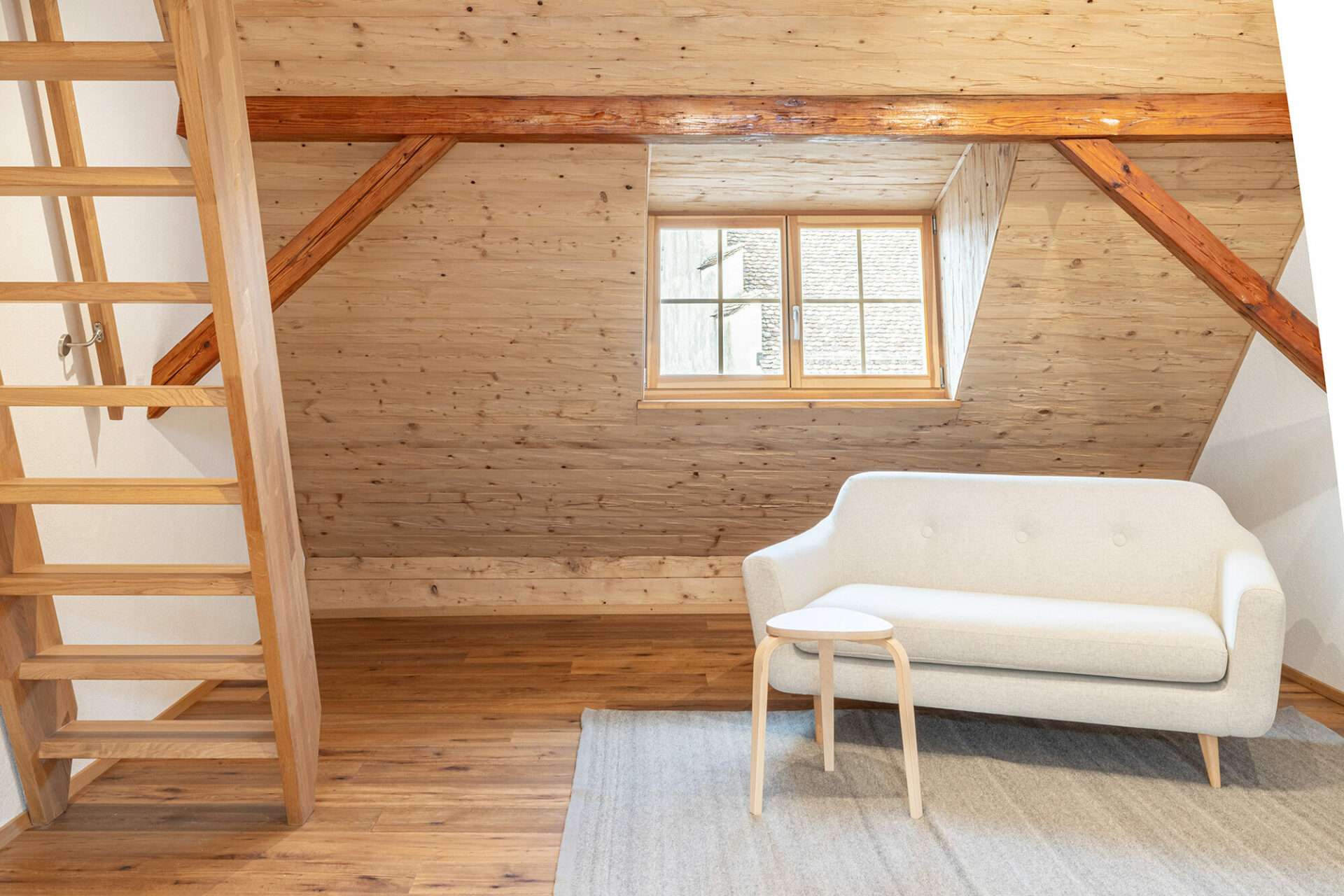 Andelfingen Interieur weisses Sofa in Dachgeschoss