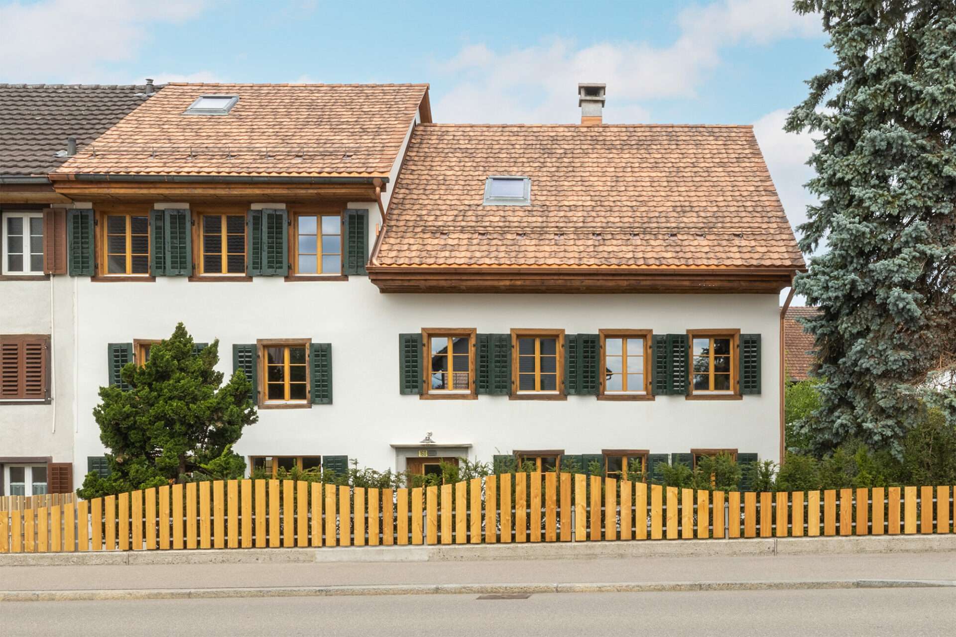 Ottikon Haus von aussen mit Zaun