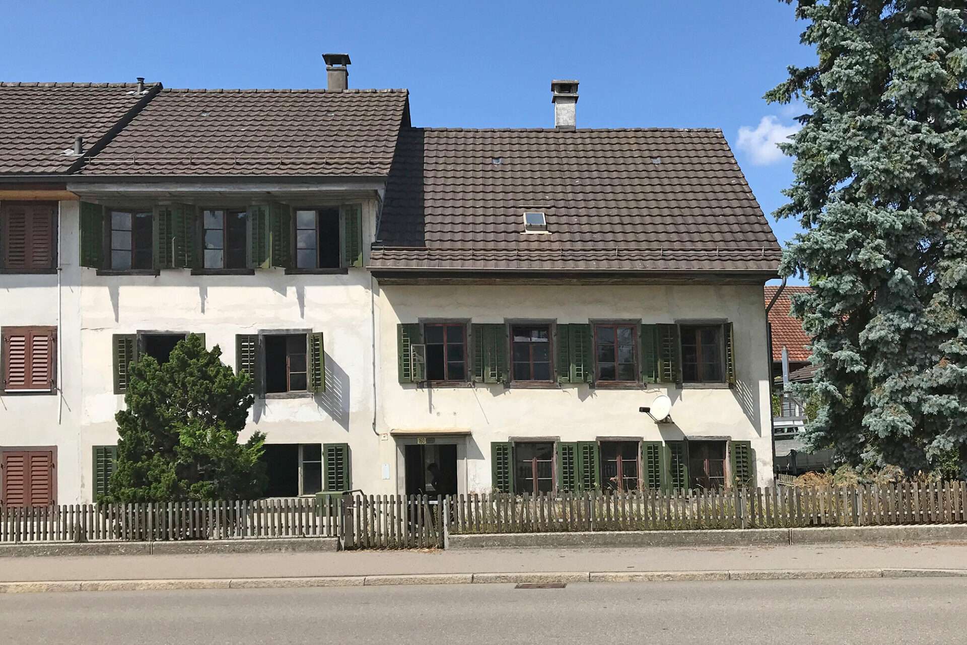 Ottikon Haus von aussen mit Zaun vorher