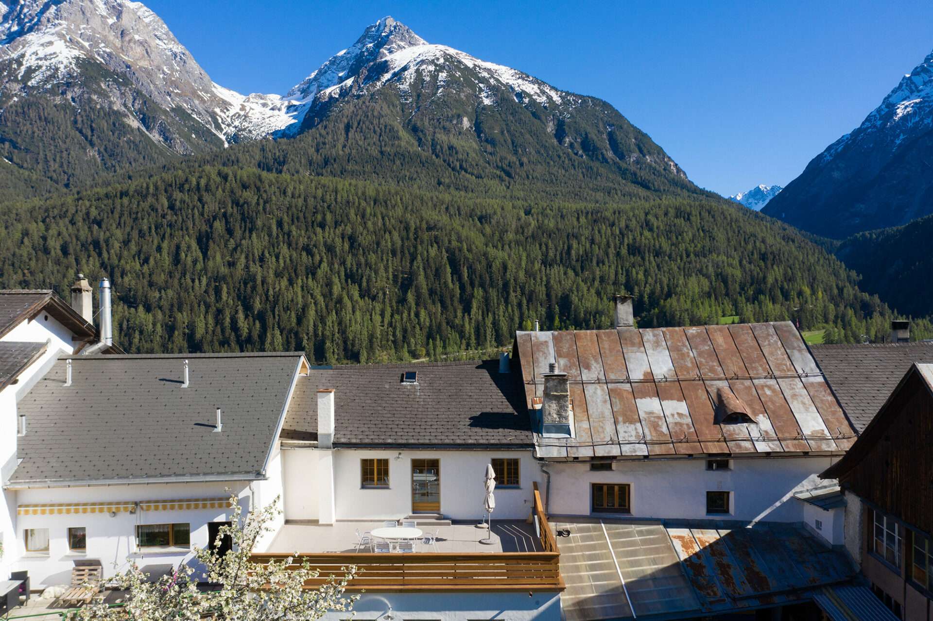 Scuol aussen mit Aussicht auf Berg