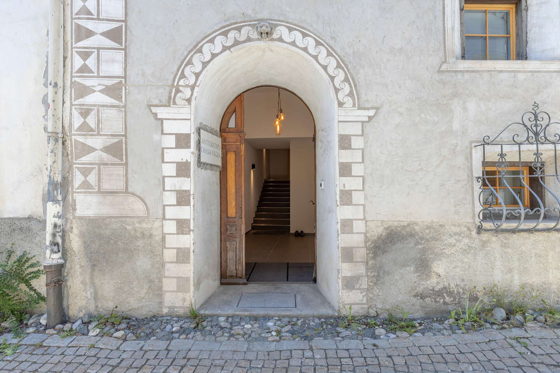 Scuol Türe von aussen