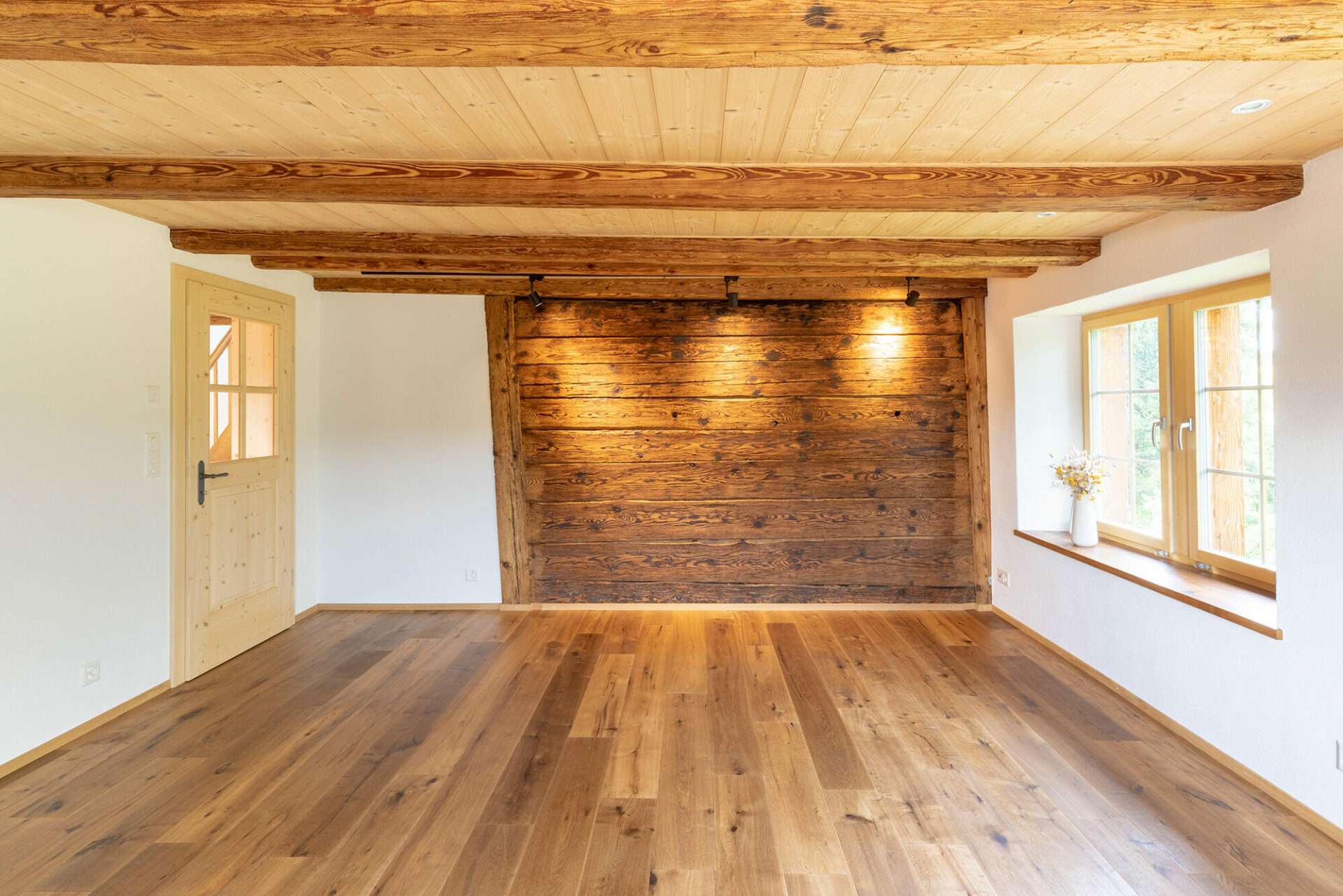 Uetzikon Zimmer mit Holzwand