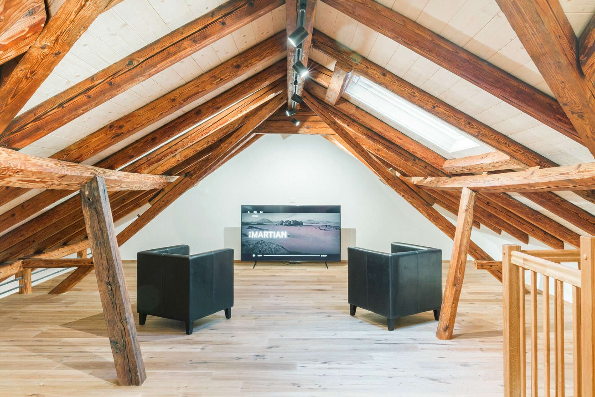 Zell Altbau Dachgeschoss Fernseher und zwei Sessel