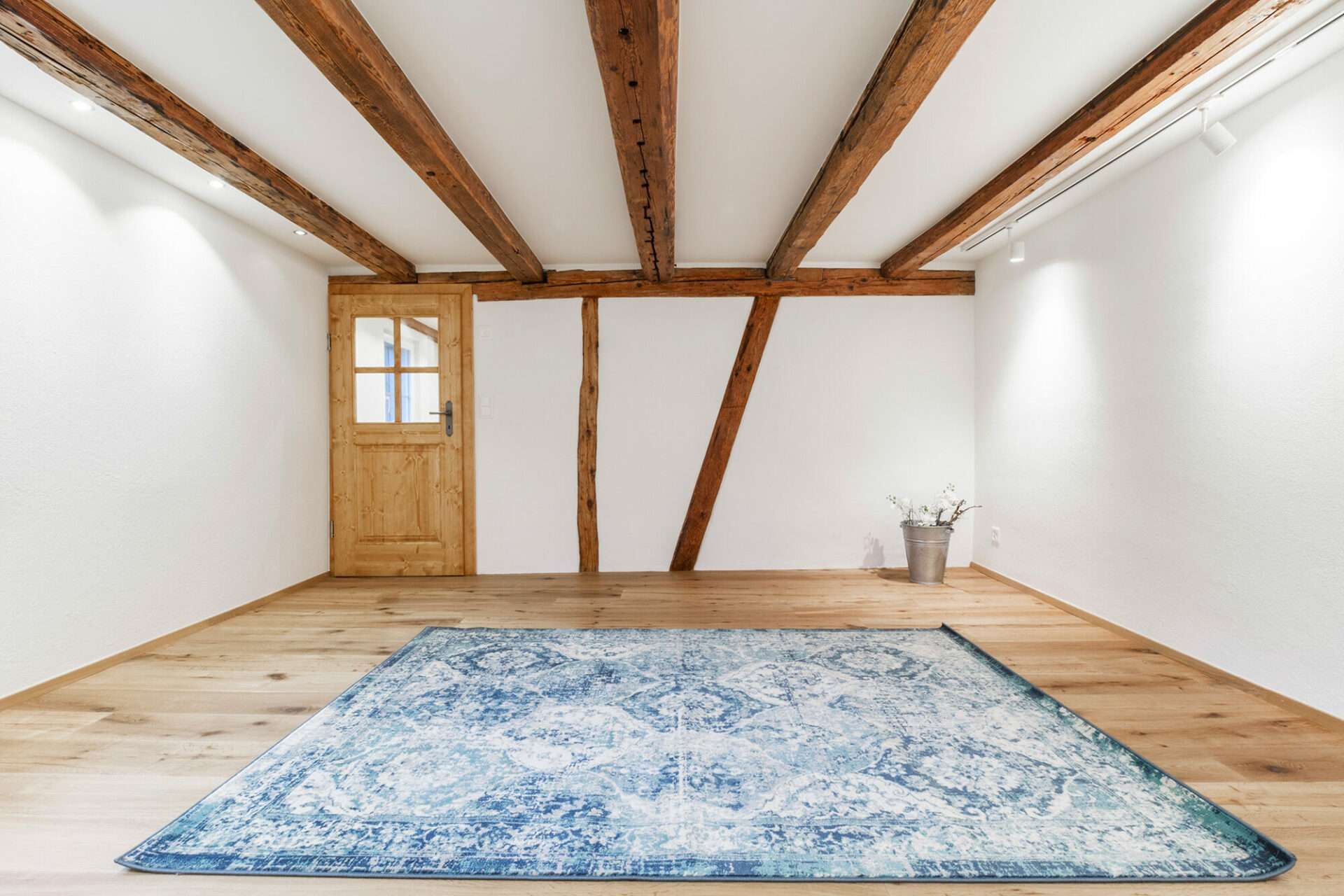 Zell Altbau Zimmer mit blauem Teppich